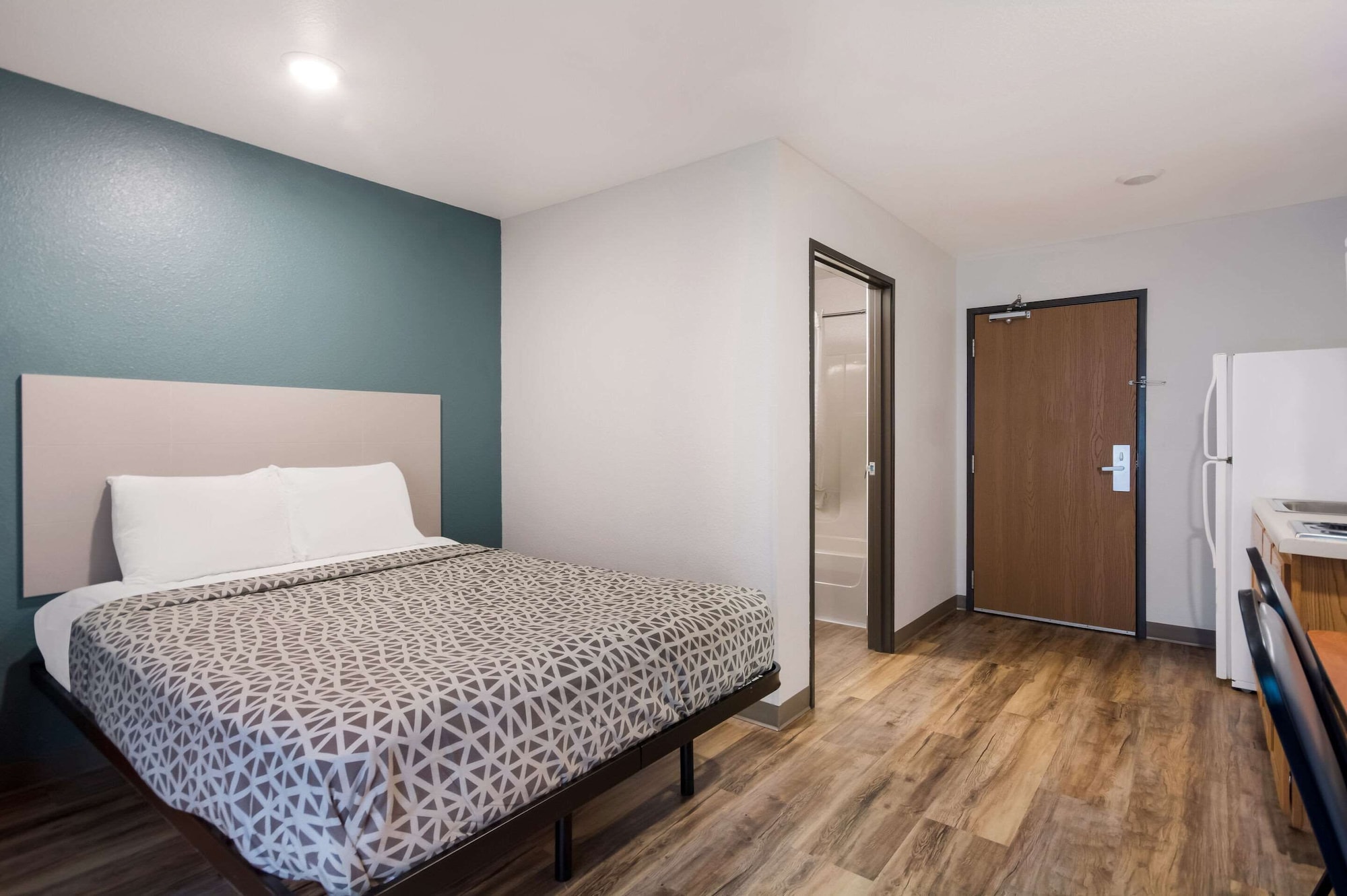 SUITE, QUEEN BED