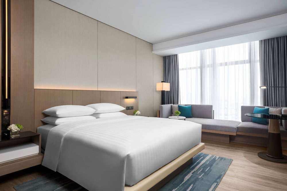 DELUXE, KING BED