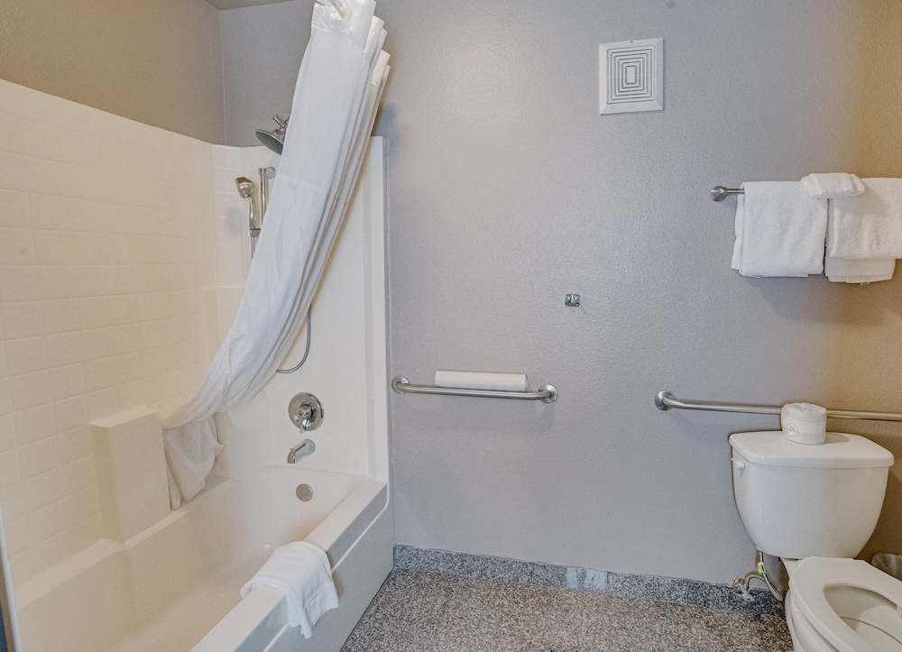 The Ashley Inn Suites 65/68