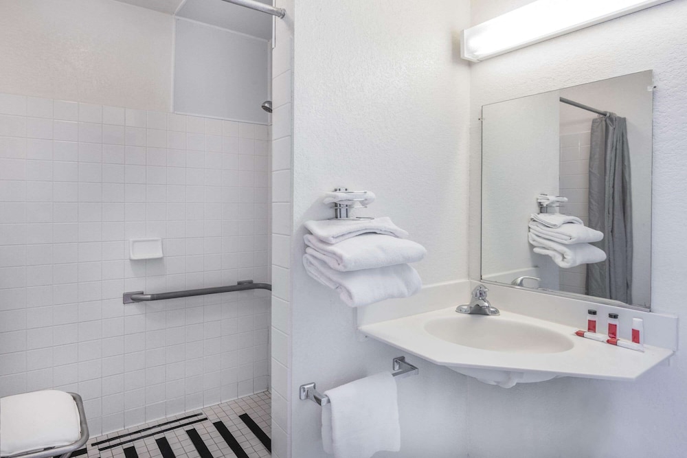 Travelodge by Wyndham Miles City 54/60
