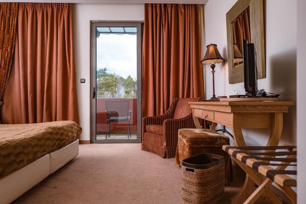 MAINALON RESORT 33/50