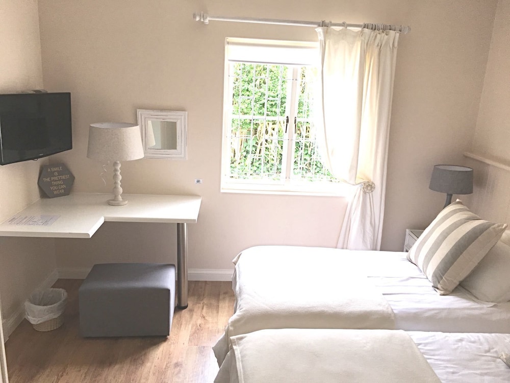 No. 10 Caledon Street Guest House 24/76