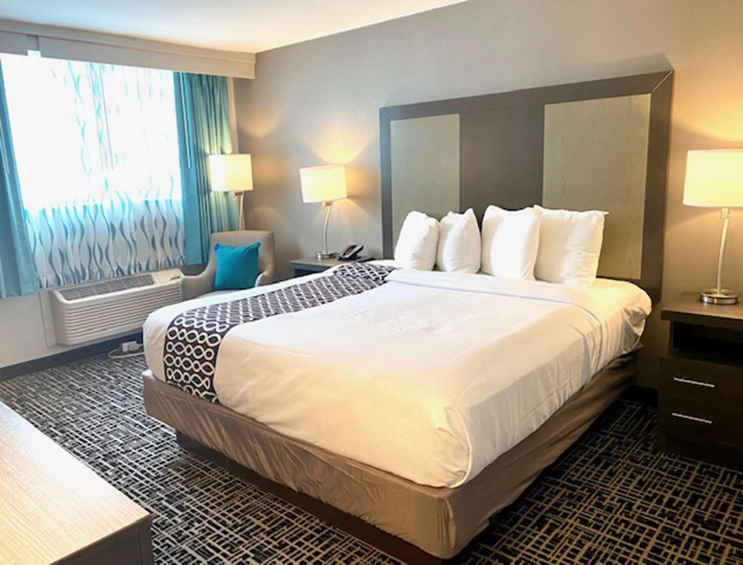DELUXE, SUITE, KING BED