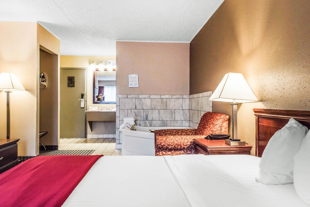 Quality Inn Austintown-Youngstown West 12/35