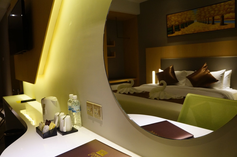 Greens Hotel And Suites 17/65