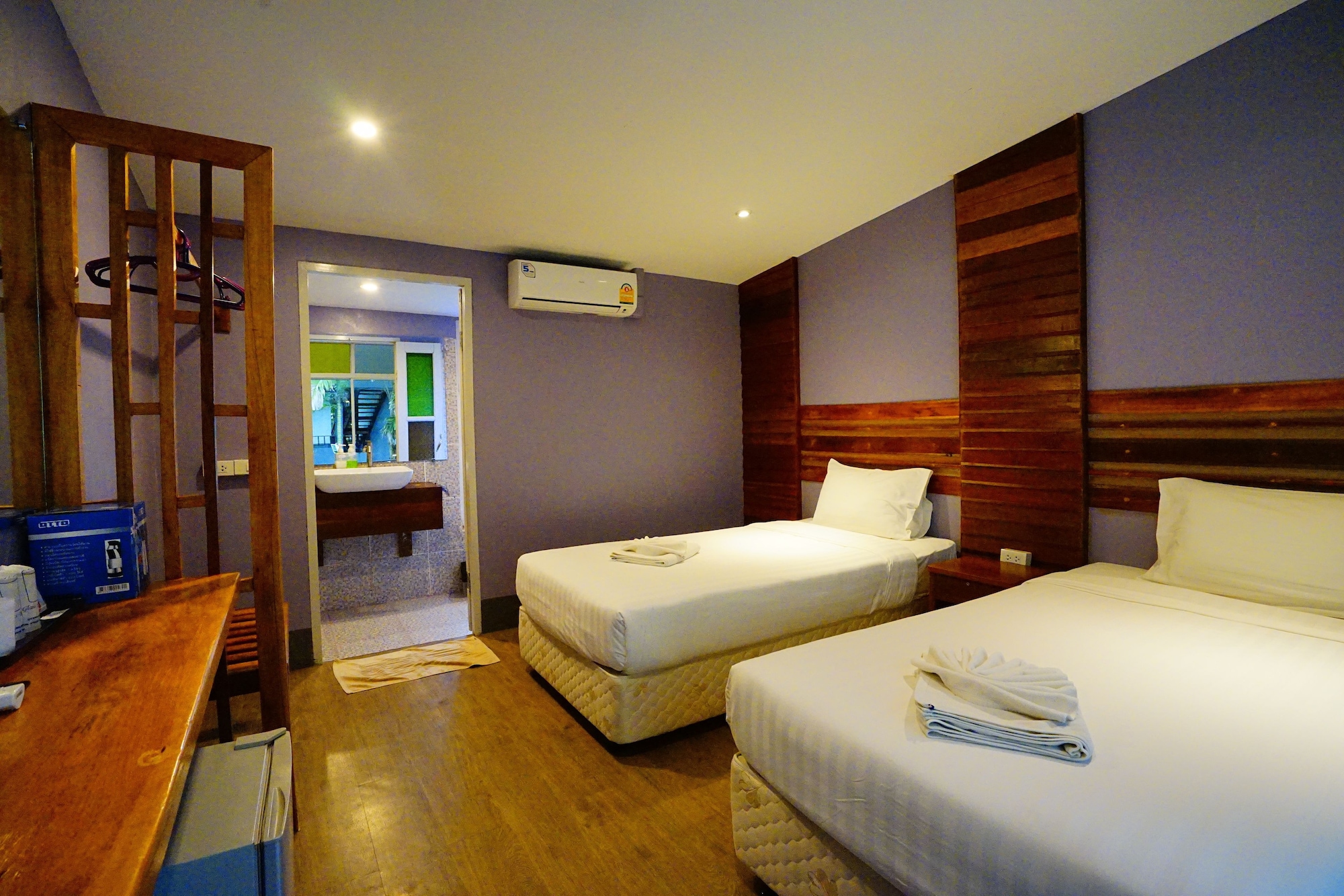DELUXE, TWIN BEDS