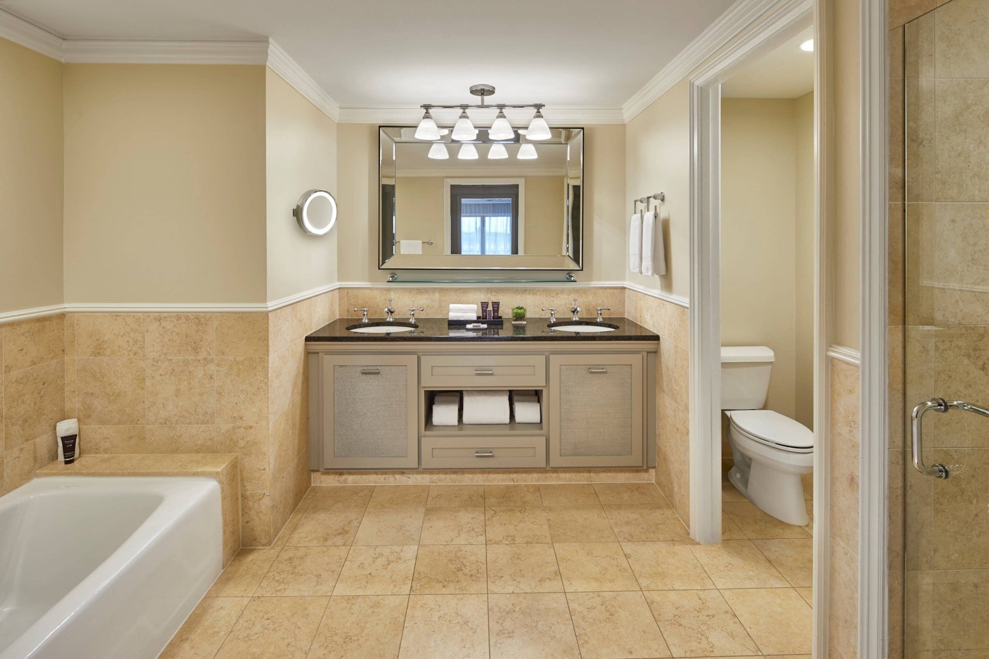 جناح بسرير كينج بشرفة بغرفة نوم واحدة مع أريكة، The Ritz Carlton Grand Cayman 3/4