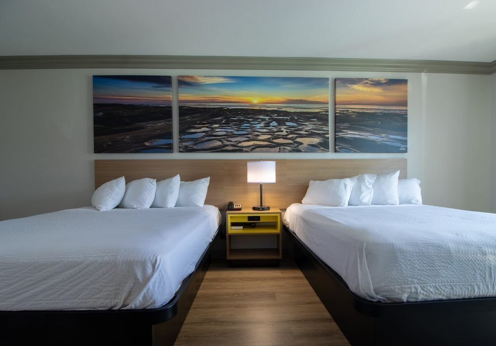 Days Inn by Wyndham Carlsbad 14/45