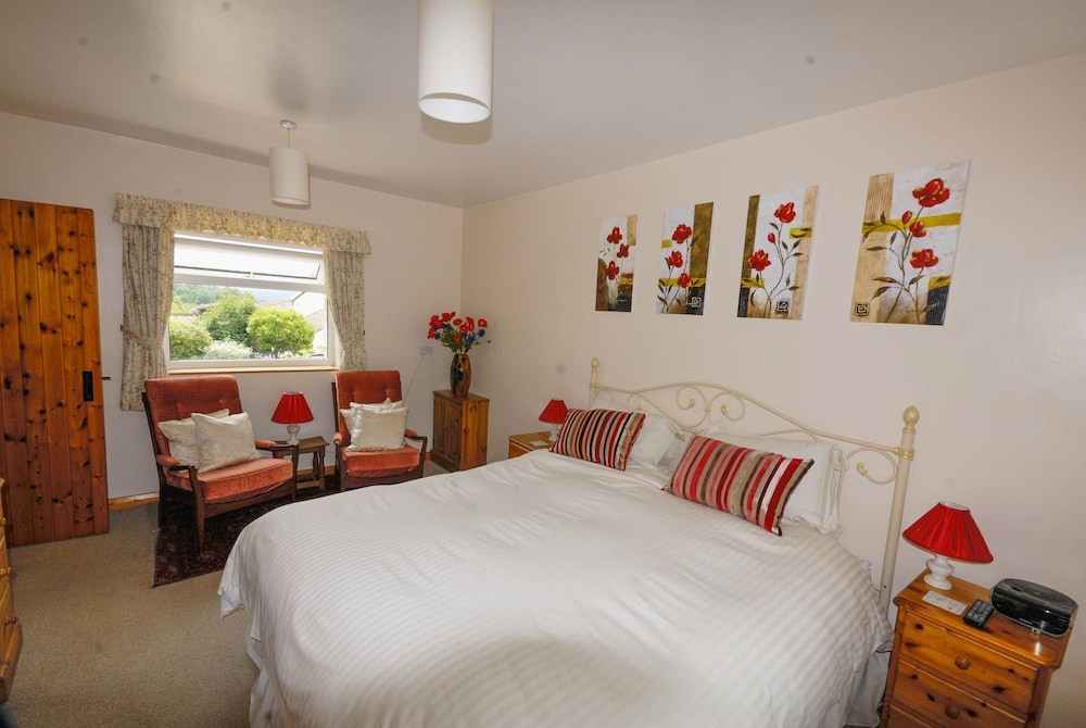 2 BEDROOMS, LITTLE PARADISE, COTTAGE