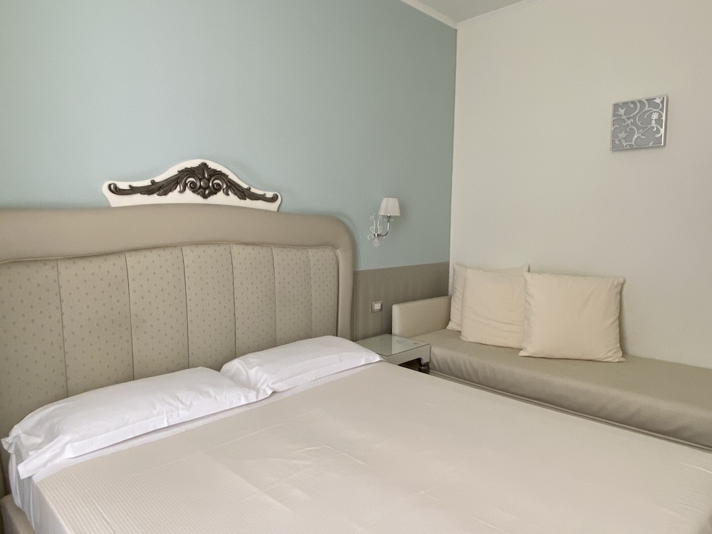 ROOM, TRIPLE