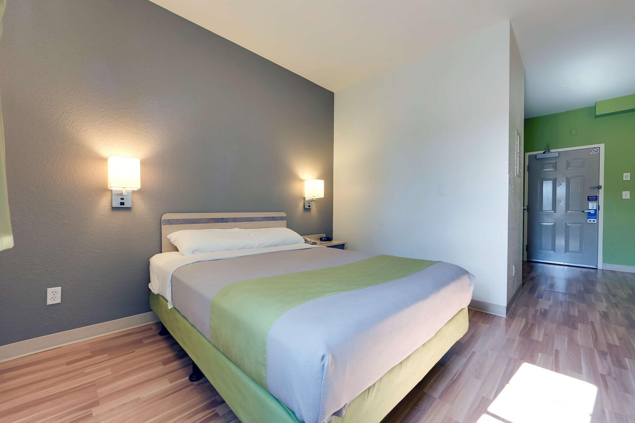 1 Queen Bed - Non-Smoking