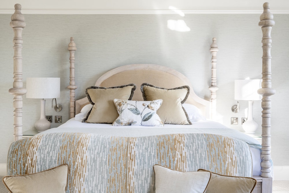 Manor Four Poster