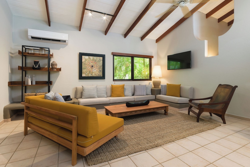 Cala Luna Boutique Hotel and Villas 60/86