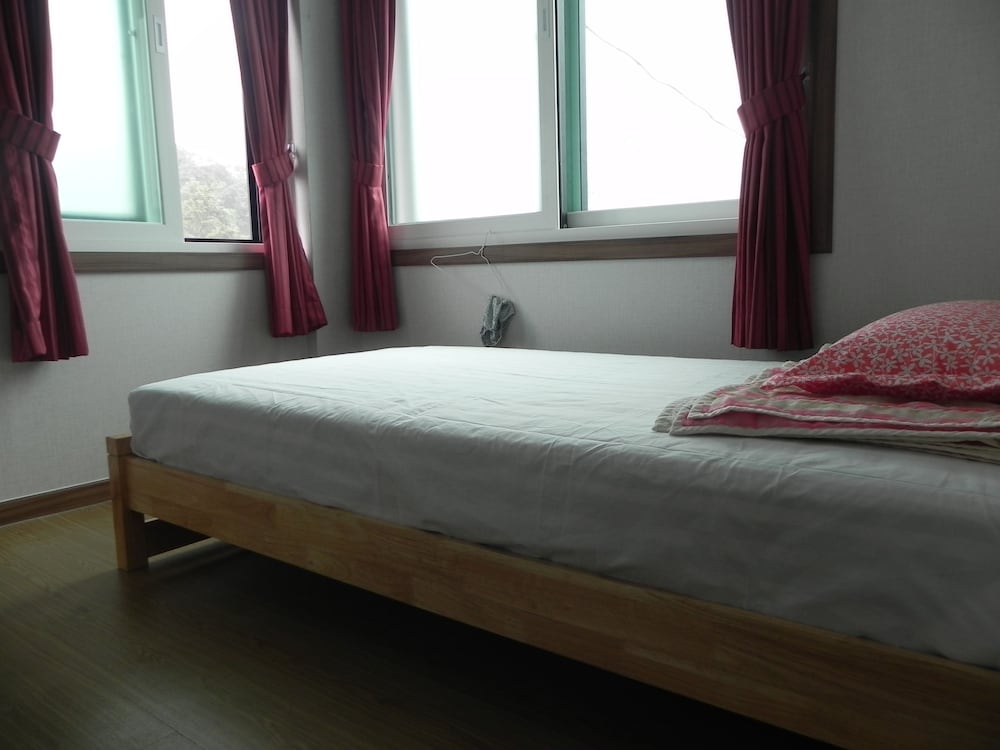 ROOM, SINGLE