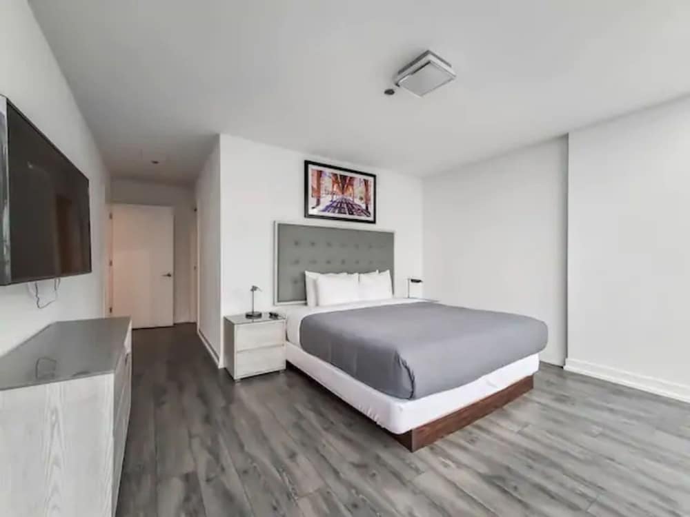 LEVEL, SUITE