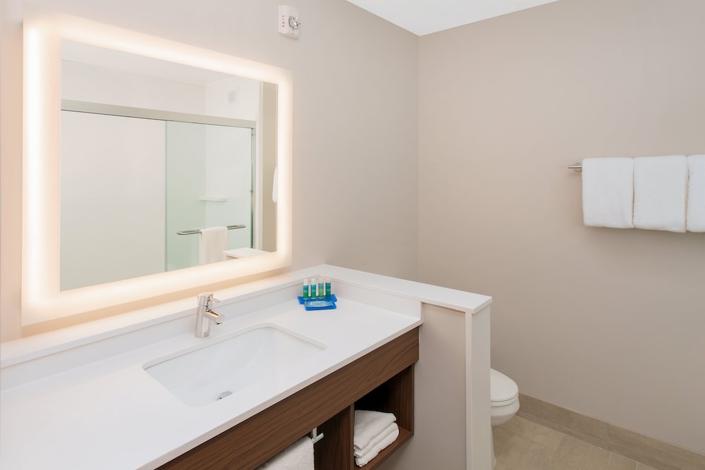 غرفة قياسية بسريرين كوين، Holiday Inn Express and Suites Sterling Heights-Detroit Area 3/4