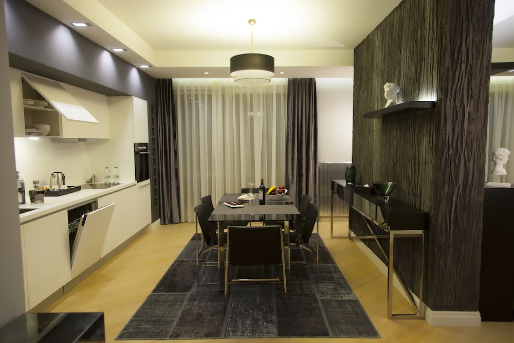 The Leos Residence 48/60