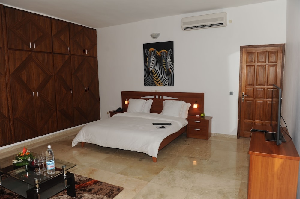 LUXURY, SUITE