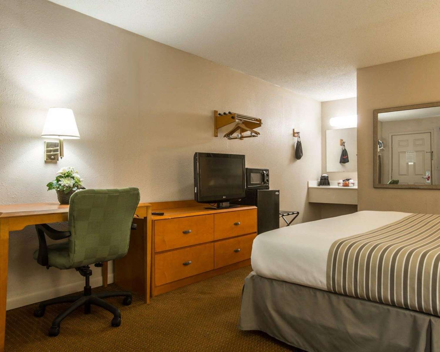 غرفة بسرير كينج، Econo Lodge Inn & Suites at Fort Moore 4/4