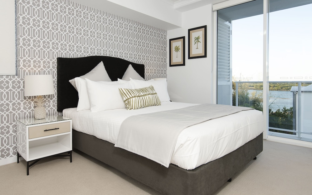 Riviera Mackay 16/55
