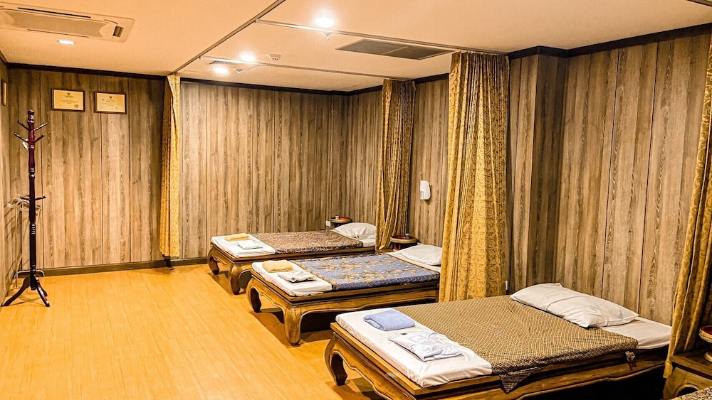 K Park Grand Hotel 59/76