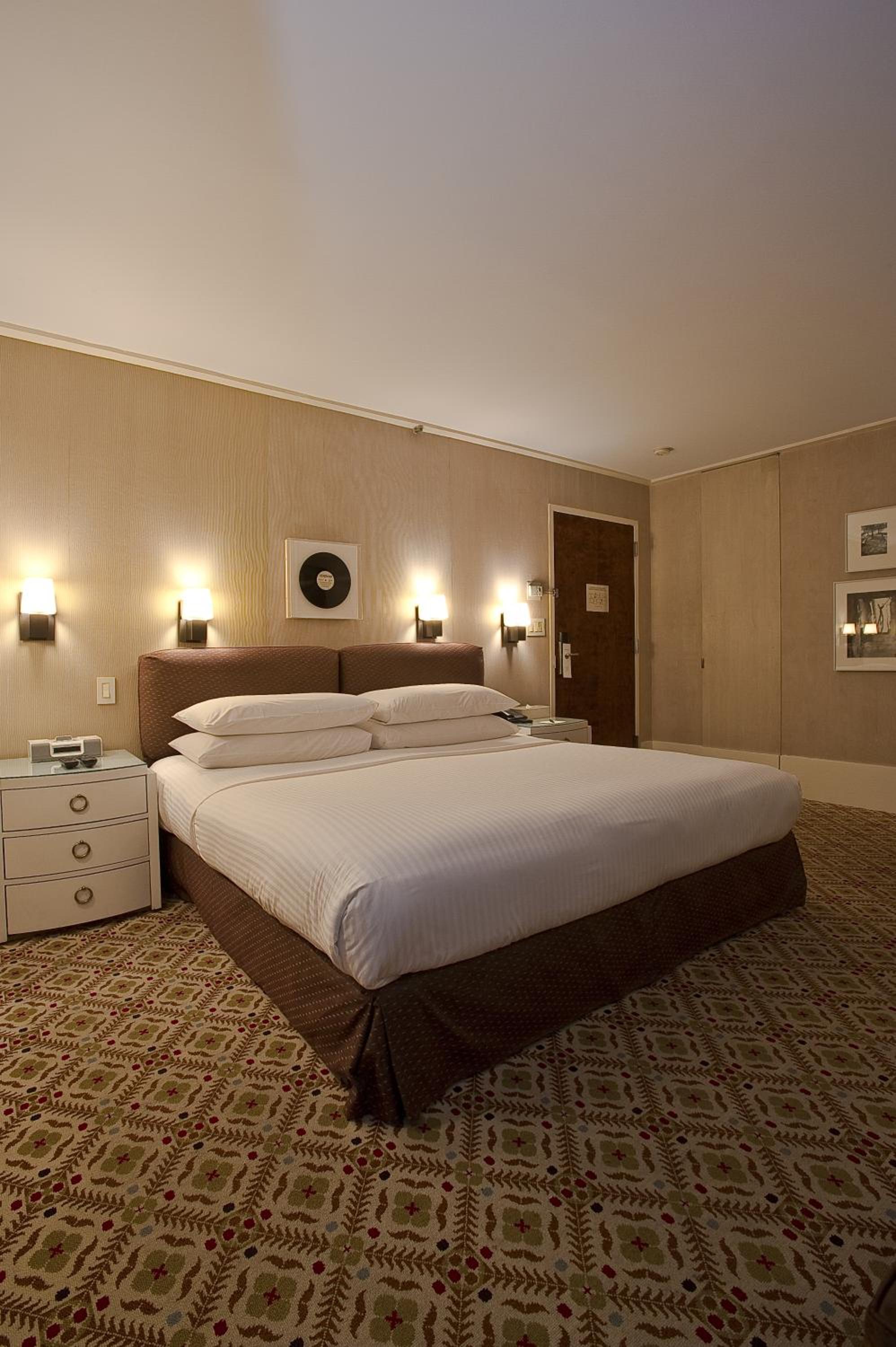 Connecting, 2 Queen Beds