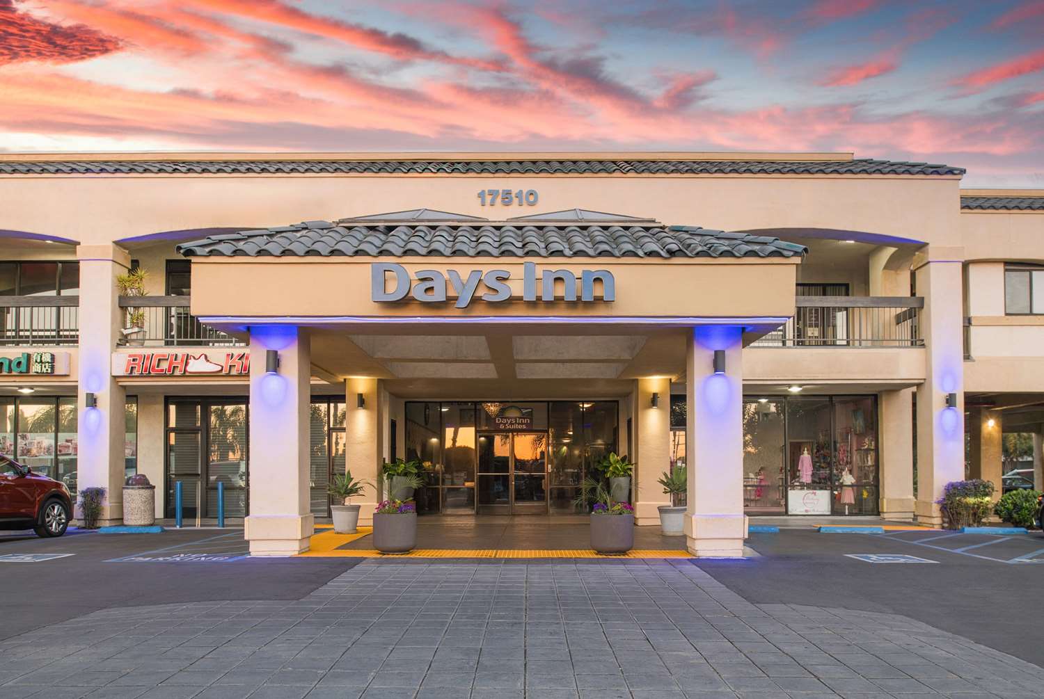 Days Inn & Suites By Wyndham Artesia in ARTESIA - CA