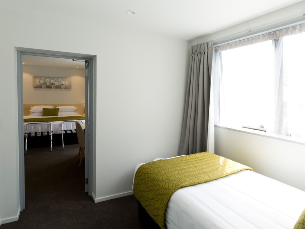 2 On Whiteleigh Motel 24/59