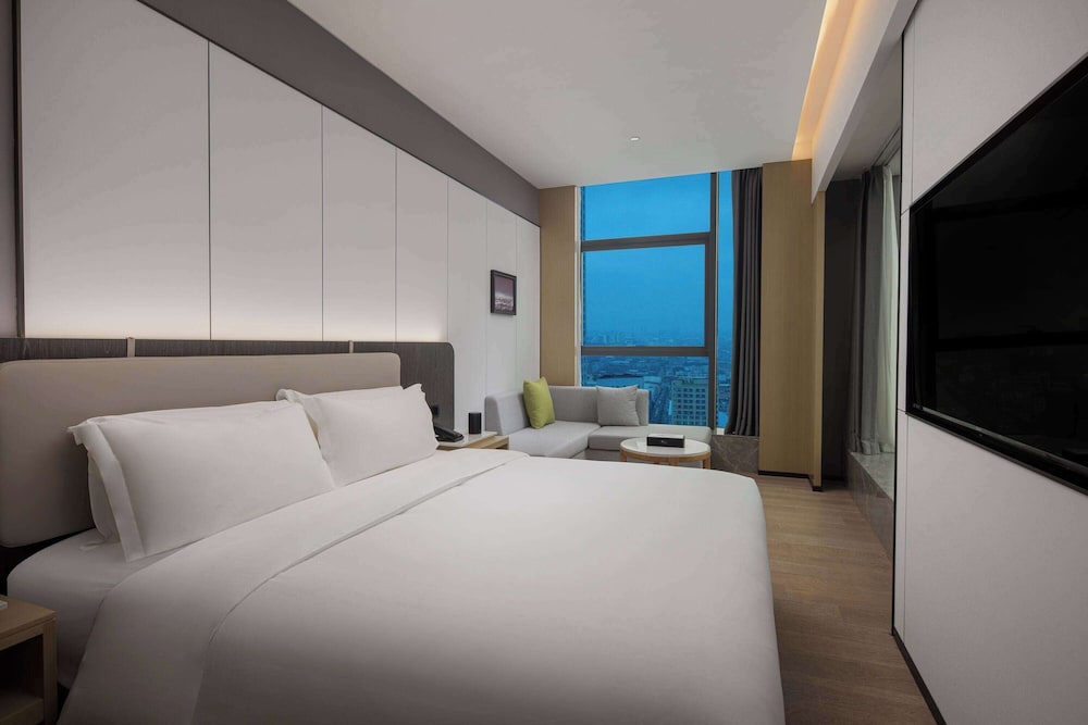 ROOM, KING BED, CITY VIEW