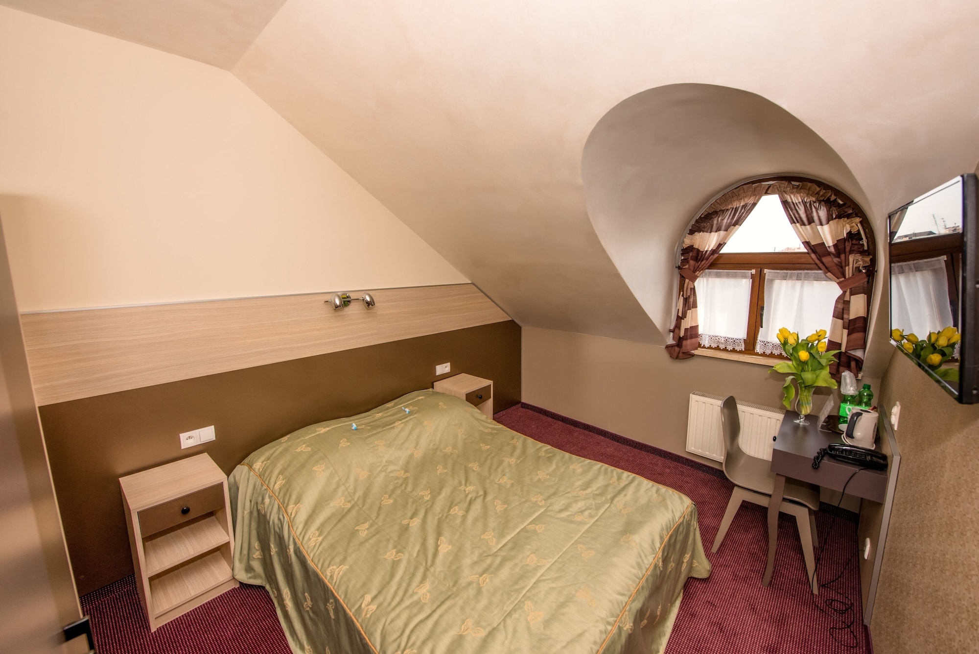 ROOM, SINGLE