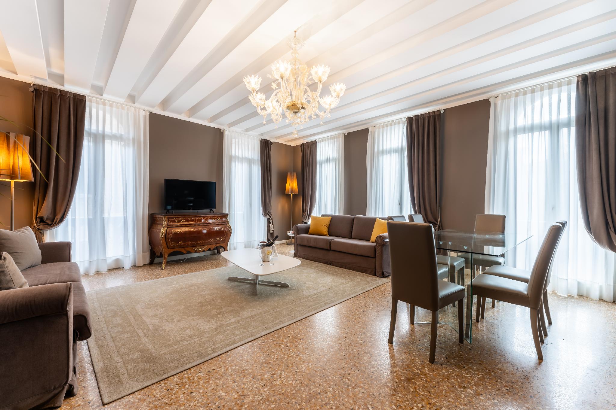 LUXURY, STUDIO