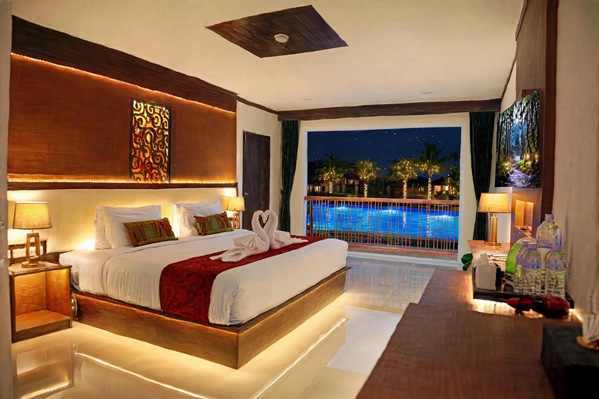 Super, Deluxe, Queen Bed, Pool View