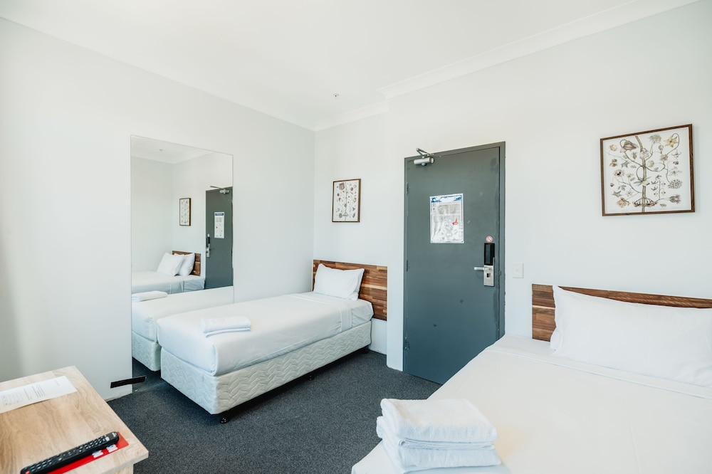 ROOM, TWIN BEDS, SHARED BATHROOM