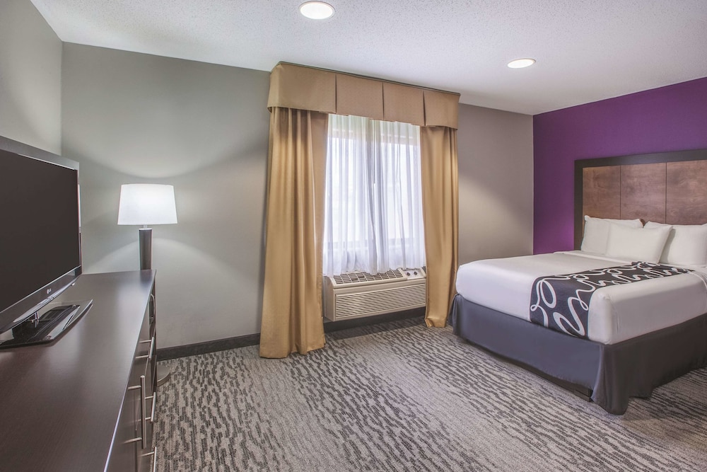 La Quinta Inn & Suites by Wyndham Erie 11/51