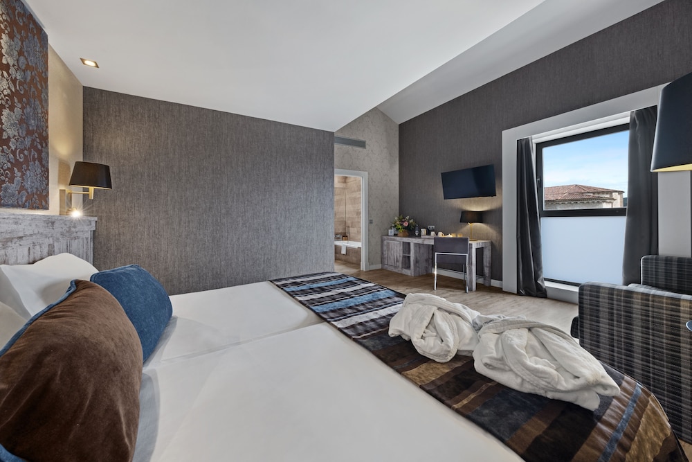 Deluxe, Queen Bed