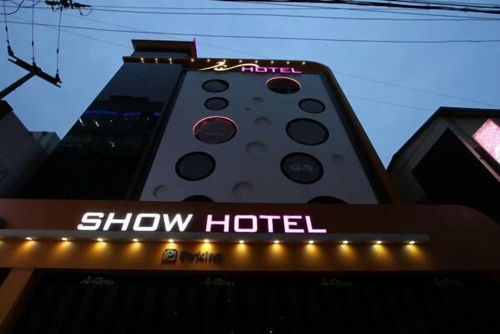 Show Hotel 1/34