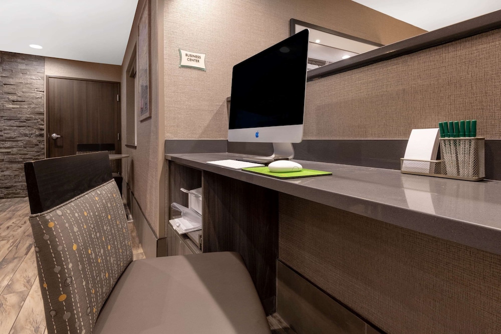 La Quinta Inn and Suites by Wyndham Anchorage Airport 23/23