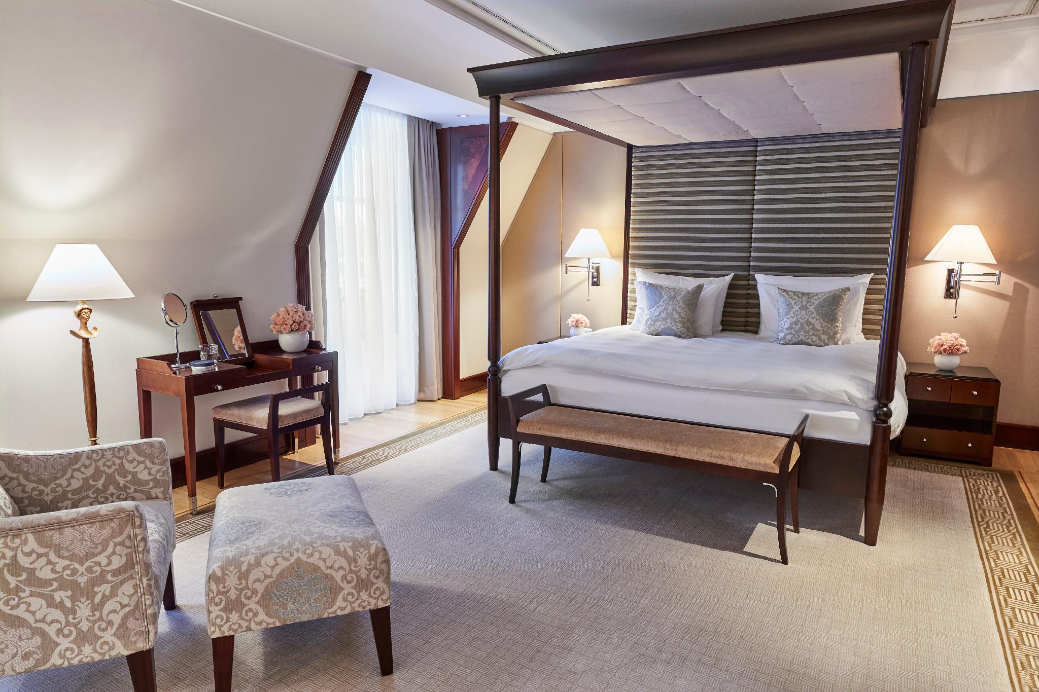 Brandenburg Gate, Deluxe, Suite, King Bed