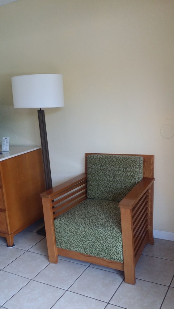 Days Inn By Wyndham Cocoa Cruiseport West At I-95/524 20/42