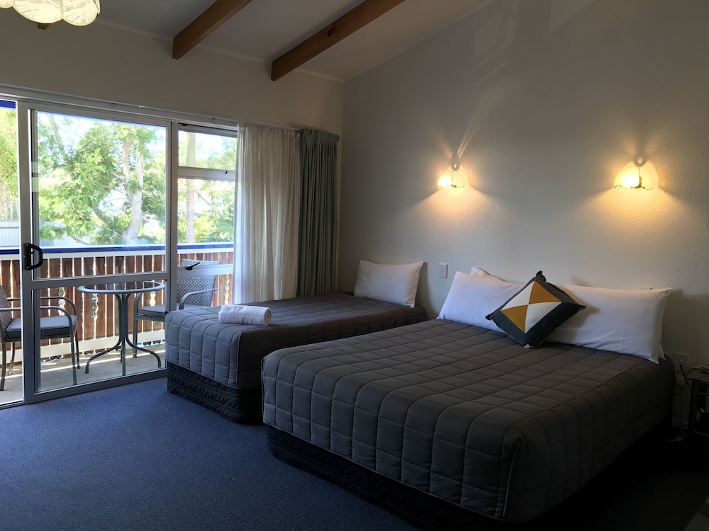 Upstairs, Deluxe, Studio, 1 Queen and 1 Single Bed