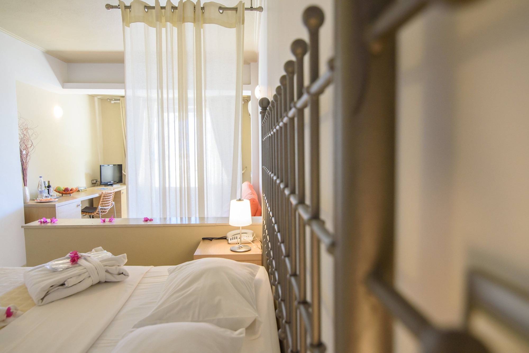 Junior Suite, Queen Bed, Outdoor Jetted Tub, Sofa, Jetted Tub