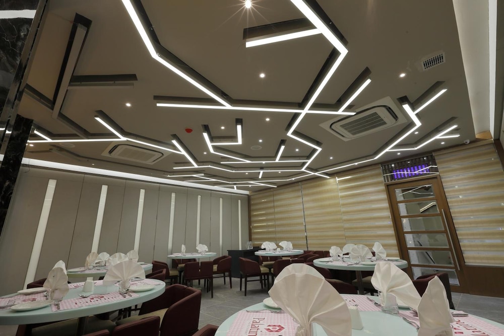 HOTEL PRAGATI THE GRAND 35/42