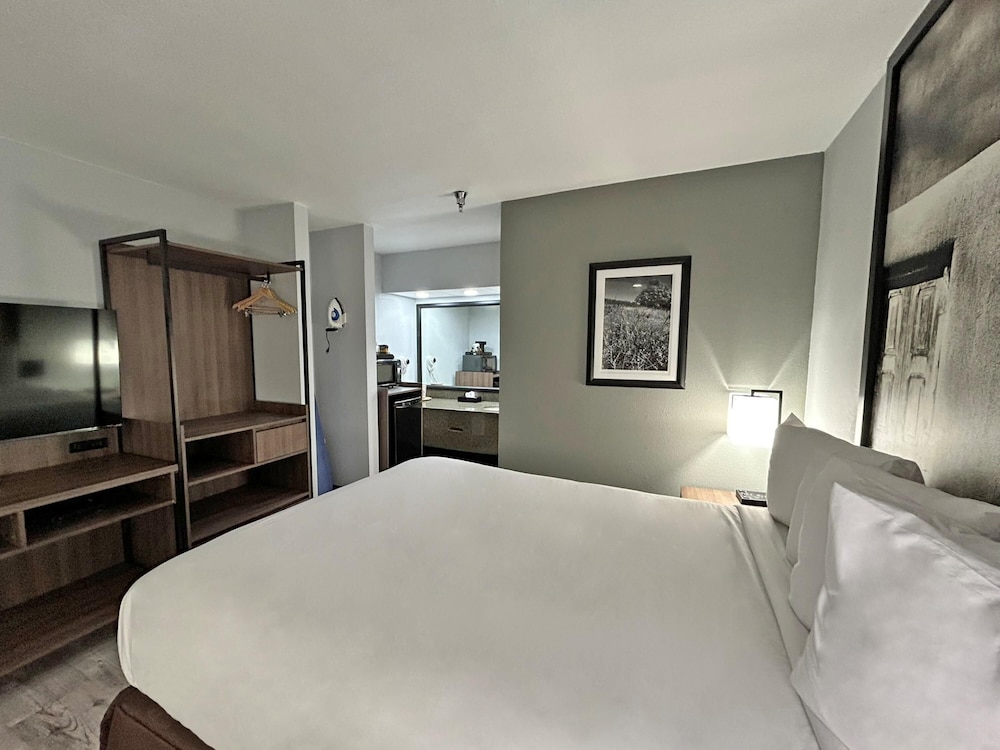 غرفة قياسية بسرير كوين مع أريكة، SureStay Plus by Best Western Cannon A.F.B. 5/7