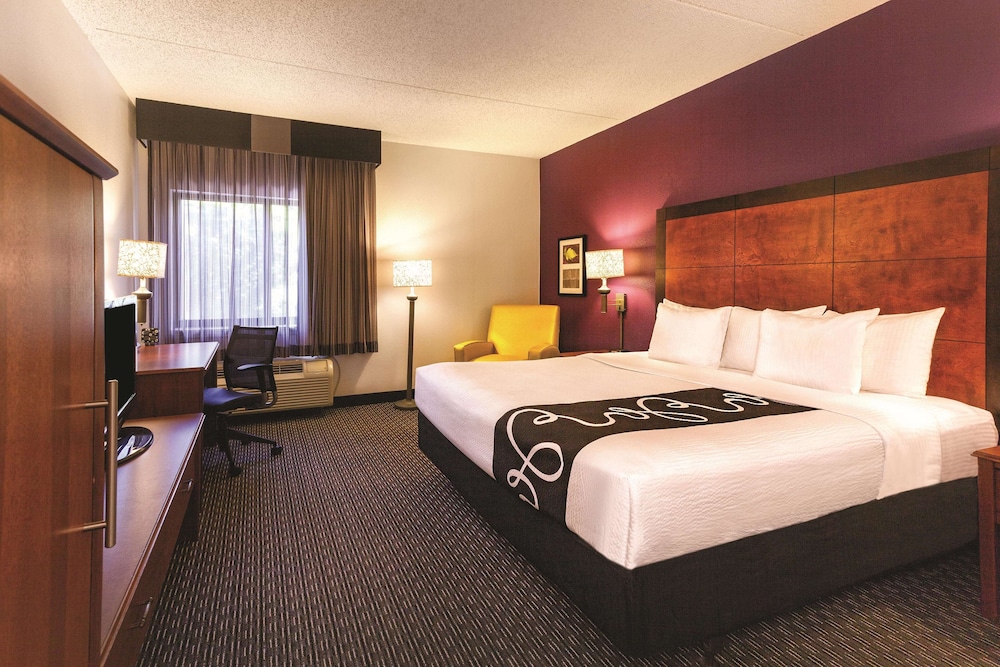 La Quinta Inn & Suites by Wyndham Miami Airport East 14/52