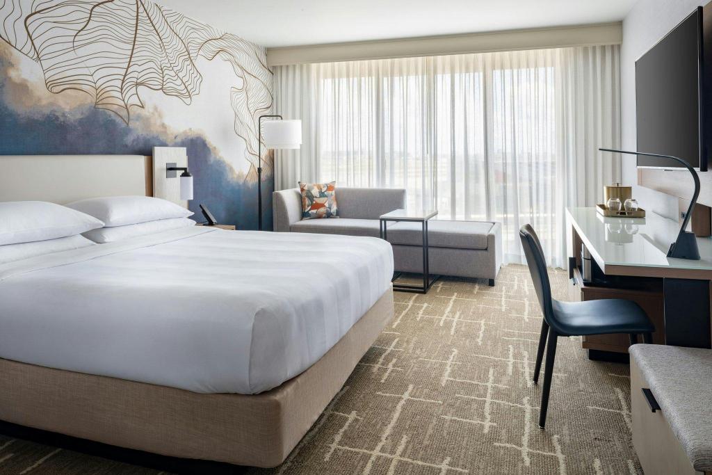 Ambassador, Suite, King Bed, High Floor