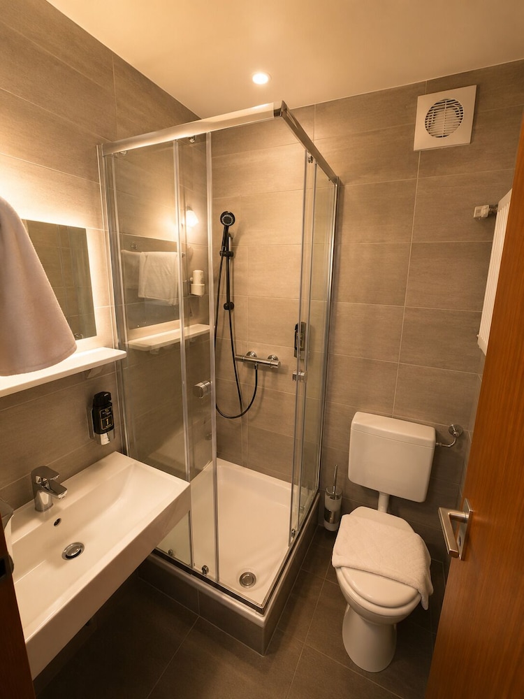 Parkhotel Lindenhof 40/40