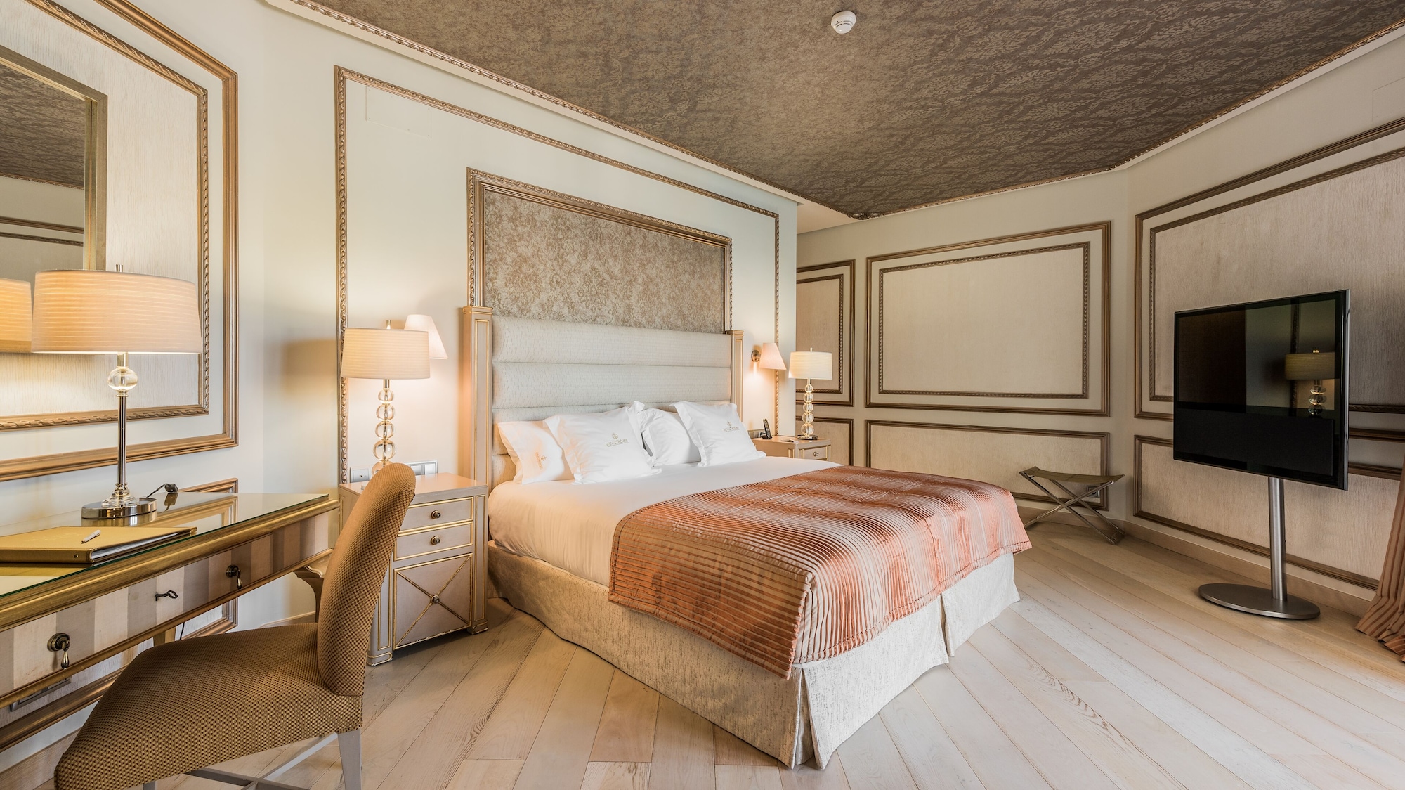 PRESIDENTIAL, SUITE
