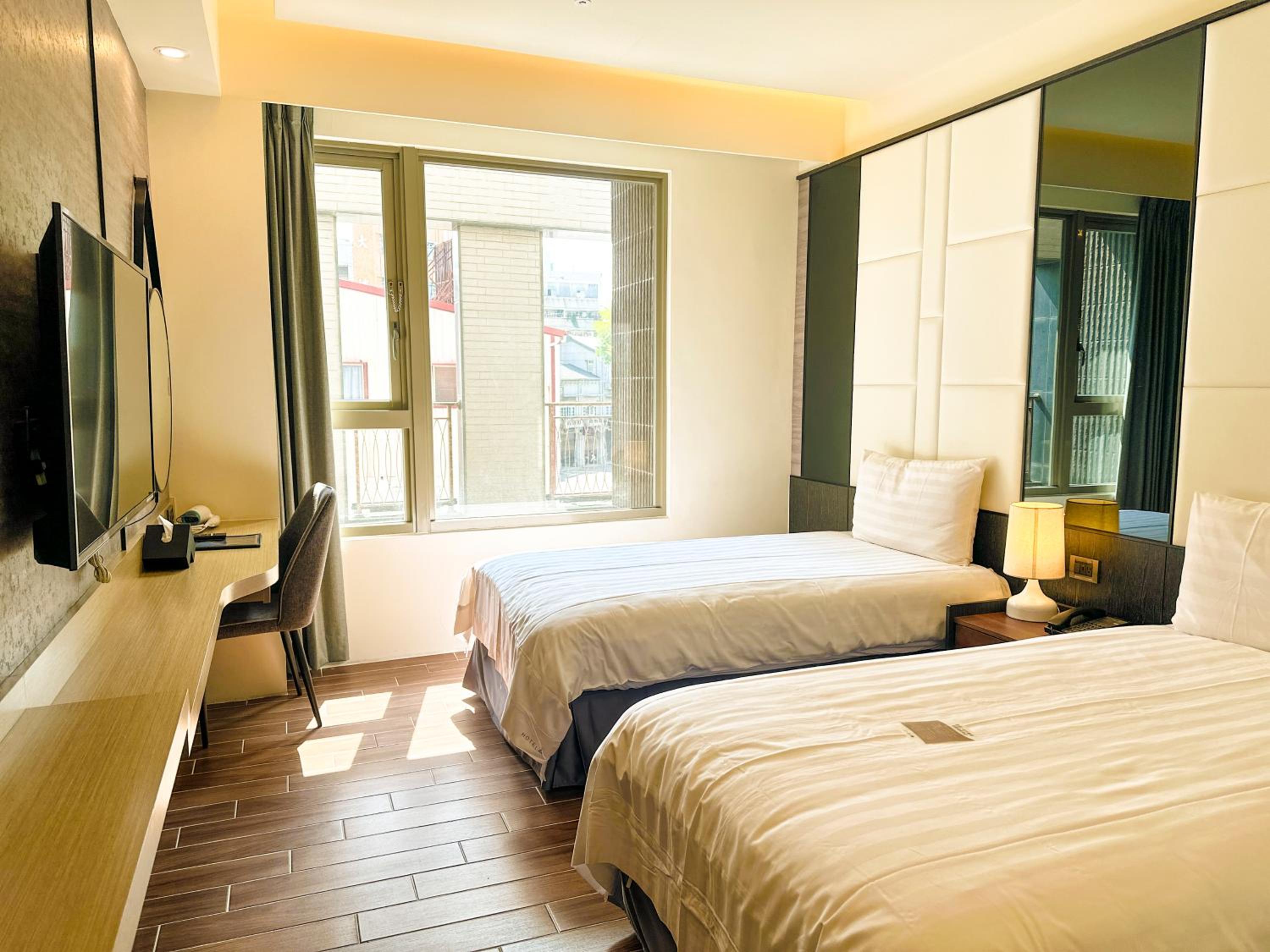 Boutique, Twin Beds