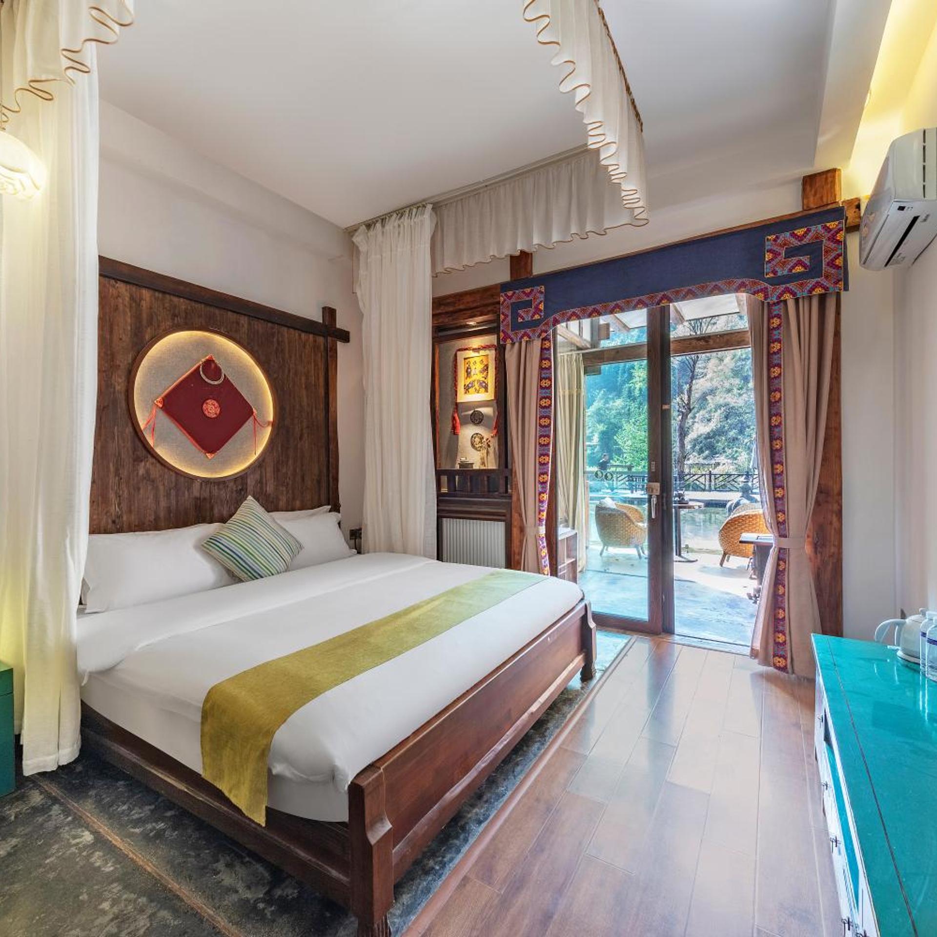 Lotus, Queen Bed, Pond View, Balcony, Bathtub, Homeward Mountain Hotel 3/4