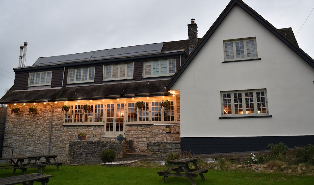 Three Horseshoes 4/41
